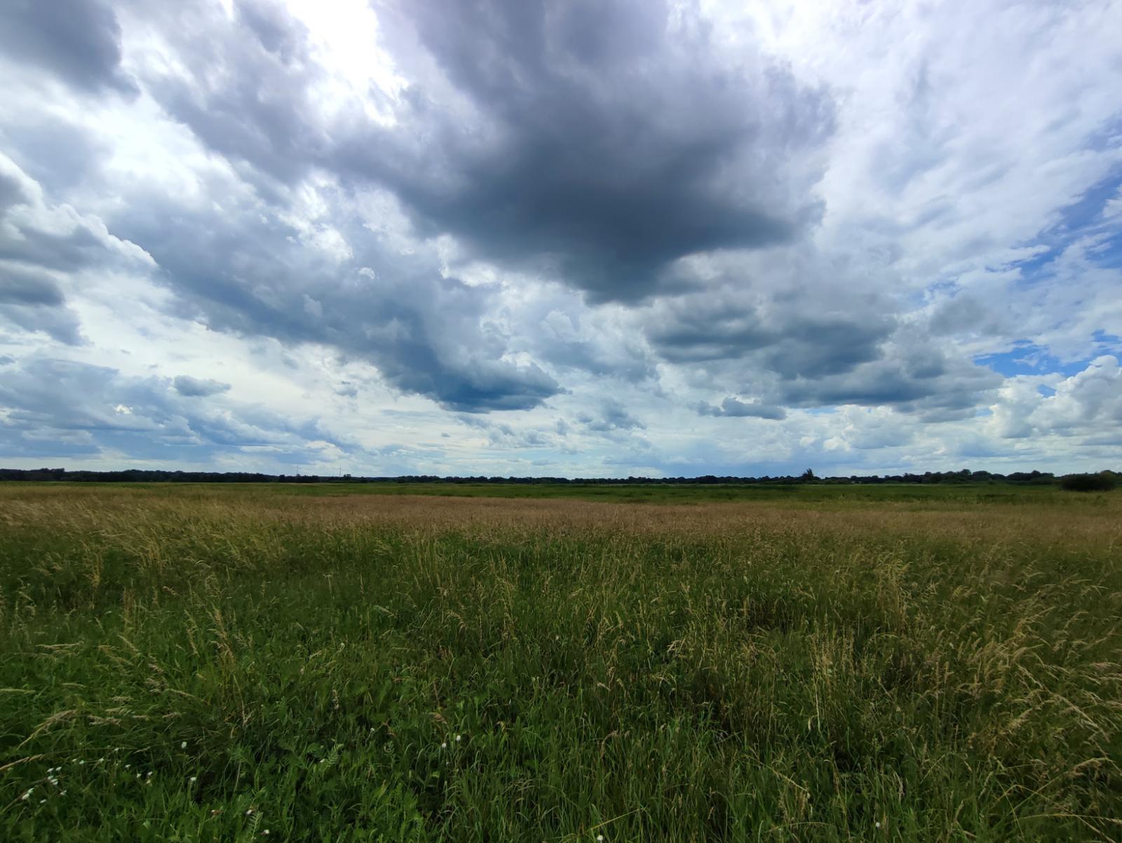 Weite Landschaft und dramatische Wolken